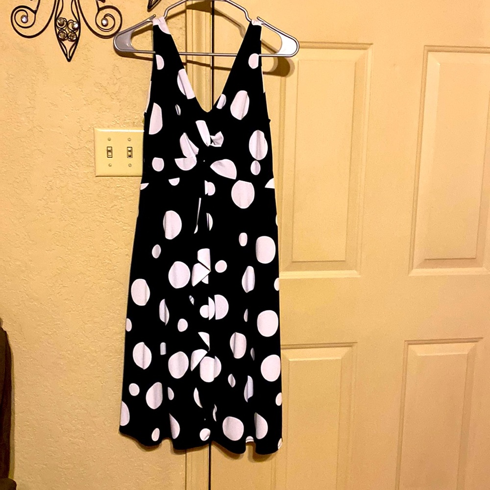 Sleeveless polka dot vneck dress